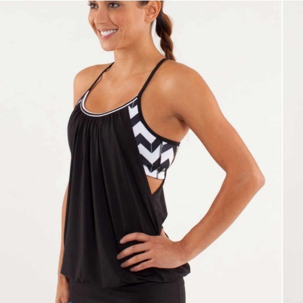 🍋 Lululemon No Limits Tank in Black/Arrow
Chevron White Black. Size 6